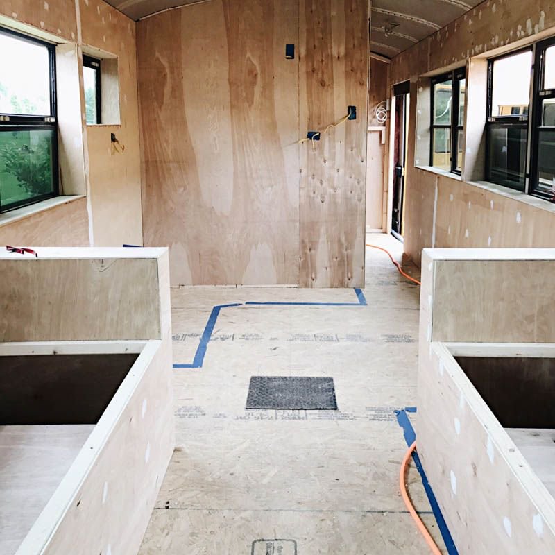 Rob_Laub's tweet image. Could you live in a converted school bus...with 5 other people?  This School Bus Is a Tiny Home ... to a Family of 6! buff.ly/2L2t4Hx #ConvertedBus #TinyHome #Familyof6 #homedesign