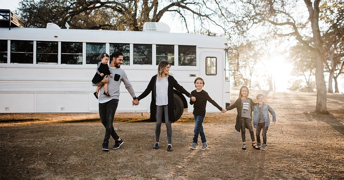 Rob_Laub's tweet image. Could you live in a converted school bus...with 5 other people?  This School Bus Is a Tiny Home ... to a Family of 6! buff.ly/2L2t4Hx #ConvertedBus #TinyHome #Familyof6 #homedesign