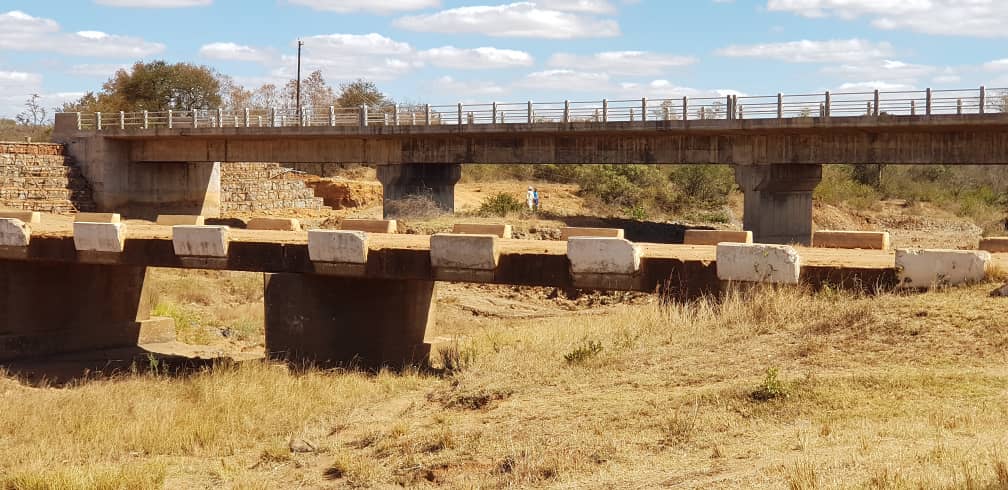 thamiemkandla's tweet photo. Ingwingwizi bridge 65km from Byo abandoned 18 yrs ago by the old regime now set to be complete by 30 September 2018.five Governors including the late Welsh Mabhena failed to convince RG to resurface this road that links Byo&amp; Nkai.#New Dispensation. https://t.co/uUnKZ3MgT0
