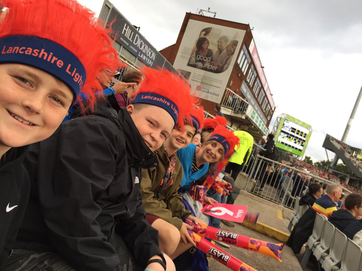 Ranson_PJ's tweet photo. Great night as ever with @Ranson02 @EJRanson #Jacob & #TeamGoss @lancscricket_ Thanks @StretfordEndT #Lighteningstrikes https://t.co/DnTvI1Twgw