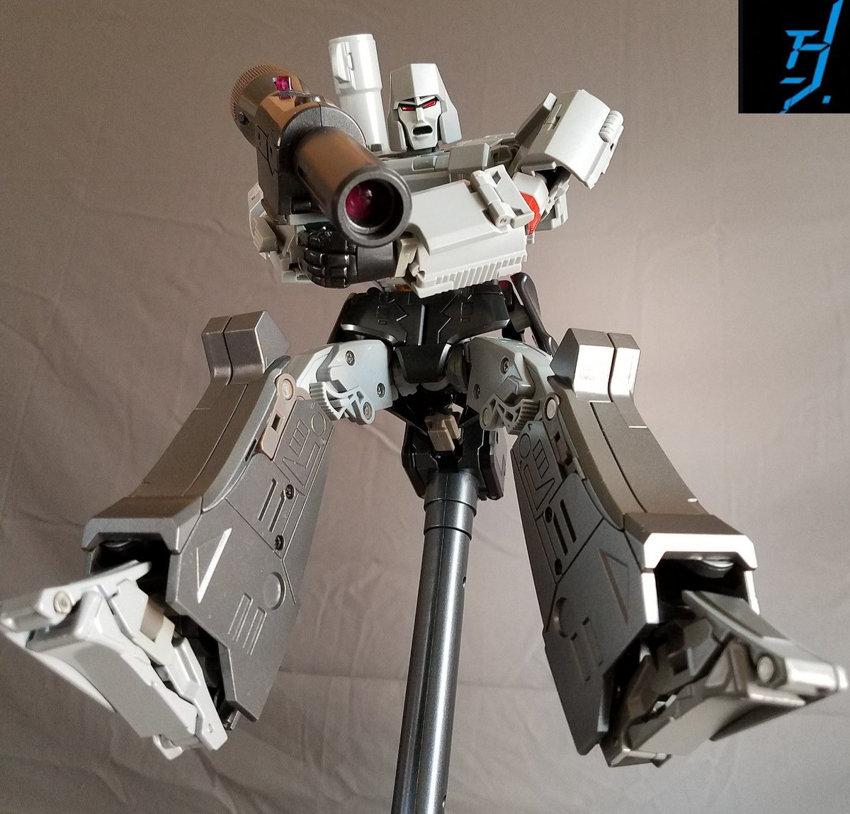 primeconvoy1's tweet photo. "ATTACK!"
"ATTACK!" #Transformers #transformersmasterpiece #Megatron #decepticon #decepticons #destron #toyphotography #toyartistry #toy #toys #actionfigurescommunity #actionfigures #actionfigure #actionfigurecollector #takara #takaratomy #infinitetransformation #allhailmegatron https://t.co/wkDKp0A5Dy