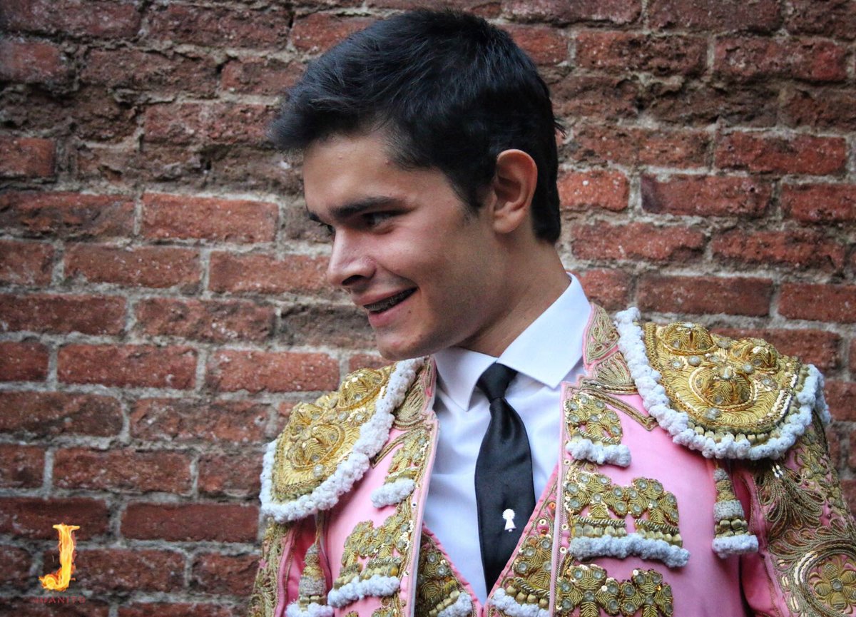 ▪️MADRID | Ya se encuentra #Juanito en el patio de cuadrillas de la Monumental de las Ventas,  luce un terno rosa y oro. 

#hoytoreajuanito 🤞🍀