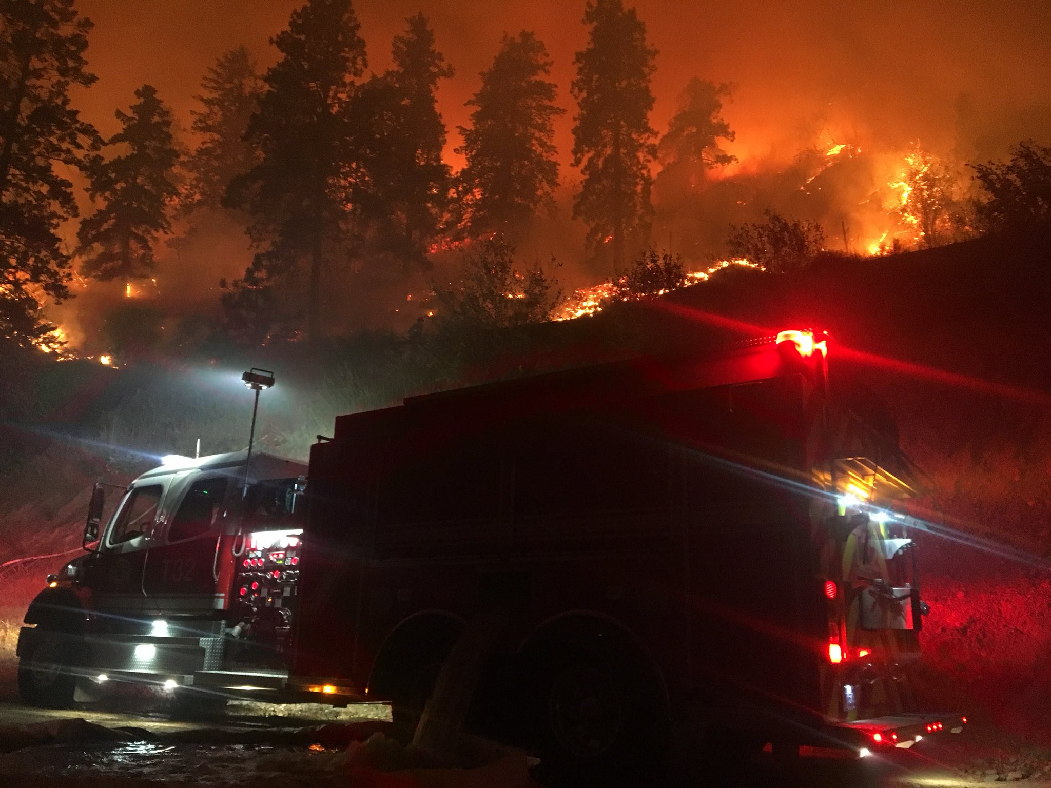 West Kelowna Fire Wkfr Crew Assisting Peachland Fire Rescue And The Wild Fire Service At The Brentroad Wild Fire govfireinfo pffa Iaffnewsdesk T Co S2eop0id36 Twitter