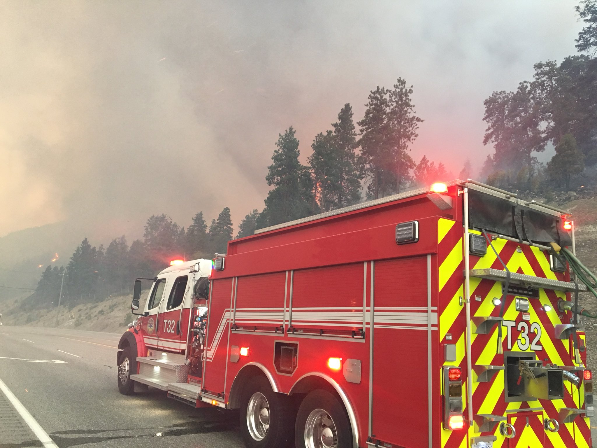 West Kelowna Fire Wkfr Crew Assisting Peachland Fire Rescue And The Wild Fire Service At The Brentroad Wild Fire govfireinfo pffa Iaffnewsdesk T Co S2eop0id36 Twitter