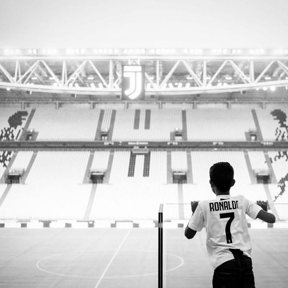 InvictosSomos's tweet photo. Cristiano Jr. conociendo la nueva casa de papá. Qué postal. https://t.co/DooZDffDnT