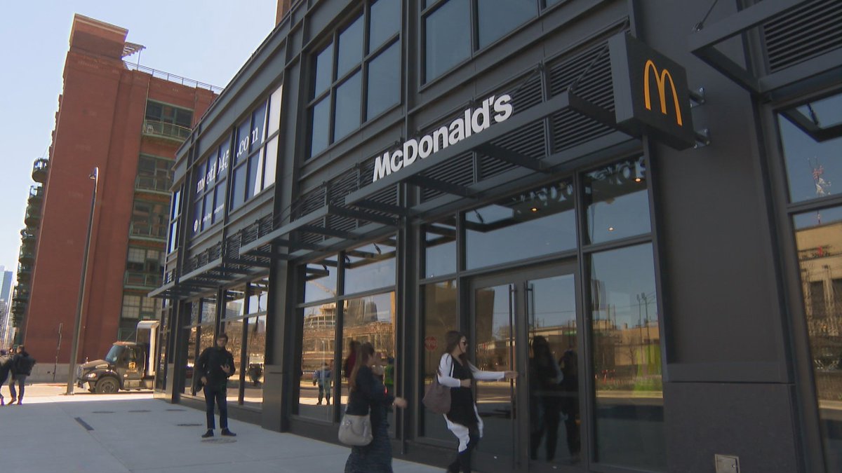 wttw's tweet photo. Chicago Advocates Call Out McDonald’s for Treatment of Chickens: https://t.co/s10z6vuWEJ #ChicagoTonight via @arupp @MercyForAnimals https://t.co/Jvnbo6I989