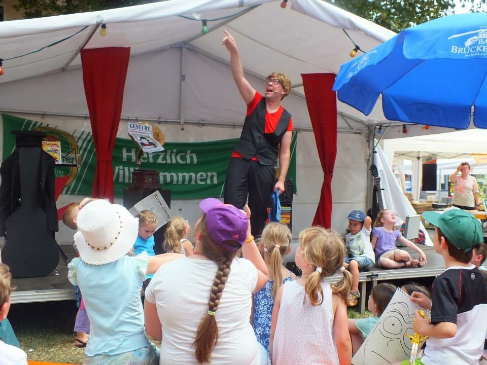 PGSanderau's tweet photo. #blackvelvetband und #Zauberer #ZaPPaloTT beim #sommerfest von St. #adalbero #würzburg #Sanderau am 22.07.18 #irishfolk #irishfolkmusic #kinderprogramm #familien https://t.co/8KclHhnLcB