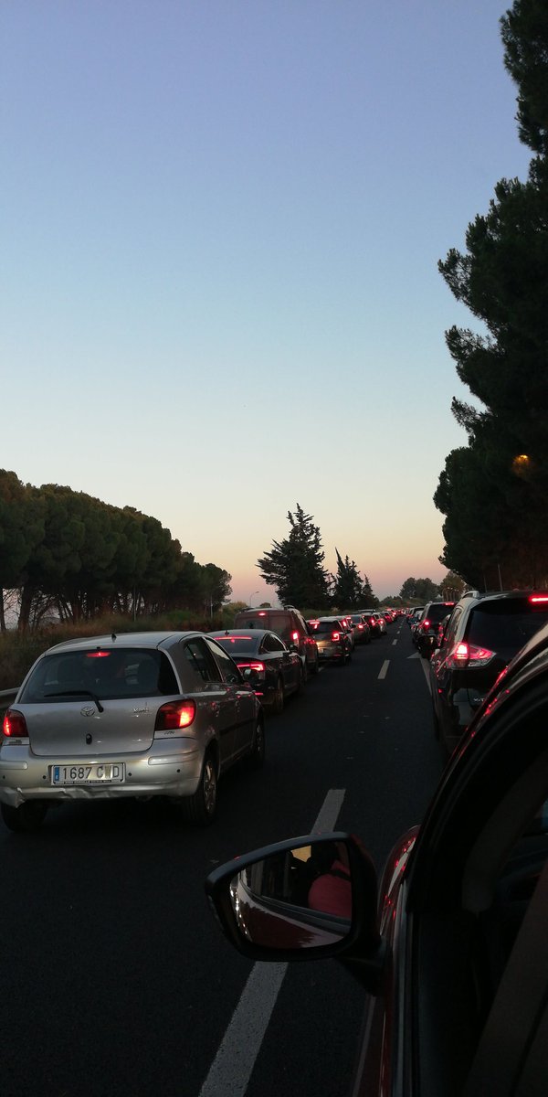 Marlopleo's tweet photo. #AP4 cuanto tardan en solucionar el incendio de un vehiculo? Un viernes 20 de julio en la ap4? https://t.co/4oDougVojd