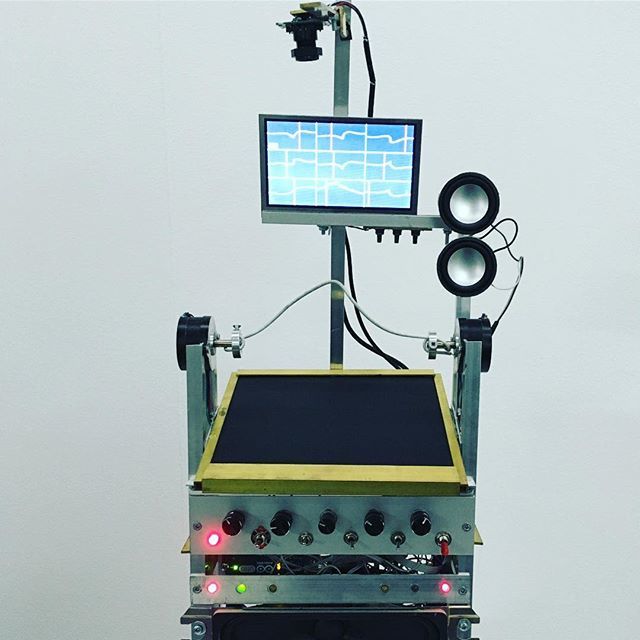 squarewavesbot's tweet image. This guy is making waveforms based on a constantly changing tangled wire. @humberstreetgallery ift.tt/2zTHaGb