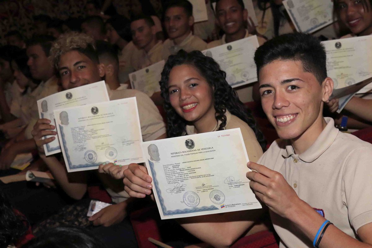 mineducacion_ve's tweet photo. Ustedes #BachilleresDeLaPatria son la garantía de un futuro luminoso, tomen las riendas y contribuyan a forjar la Venezuela Potencia con estudio y trabajo @NicolasMaduro @JauaMiranda #MaduroEstudioYFuturo https://t.co/fMTK8w8GKC
