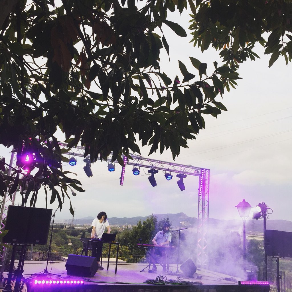 ARTENOUFESTIVAL's tweet photo. Després de les activitats de dia, s’amaga el sol i comencem amb la nostra estimada nit.
💚🌖
@cervezasambar @skygazemusic @Heliosamor
🤘🏿🤘🏿
#artenou18 #elfestivaldelbaixllobregat #laelectroresistencia #electronicmusic #live #santboi #santboidellobregat https://t.co/fUivAvZrYC
