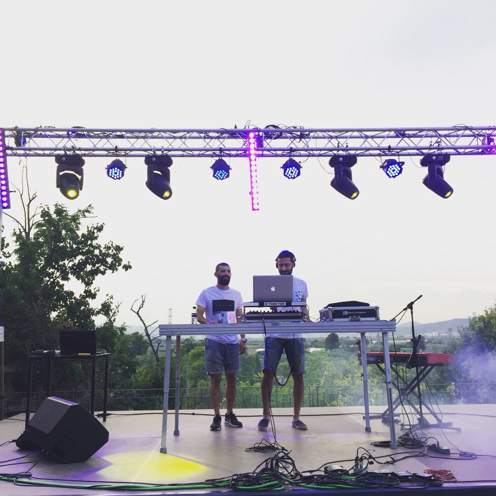 ARTENOUFESTIVAL's tweet photo. Després de les activitats de dia, s’amaga el sol i comencem amb la nostra estimada nit.
💚🌖
@cervezasambar @skygazemusic @Heliosamor
🤘🏿🤘🏿
#artenou18 #elfestivaldelbaixllobregat #laelectroresistencia #electronicmusic #live #santboi #santboidellobregat https://t.co/fUivAvZrYC