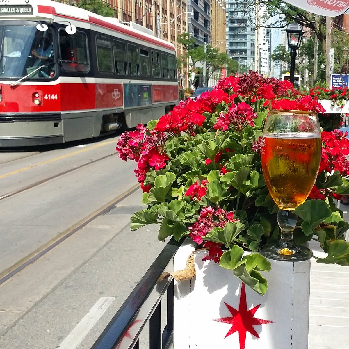 DilettanteDiana's tweet photo. Friday afternoon on a patio #cafeartois #Toronto #kingstpilotproject #stellaartois https://t.co/H9I3qSOcCd