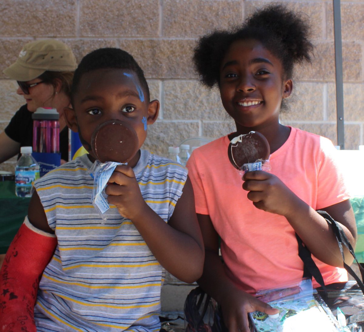GoLunchCbus's tweet photo. Do you want to know how to makes kids smile?
Show up with @dairyqueen🍦
Our friends from the Worthington DQ supplied frozen treats to our kid’s this week and we couldn’t be more grateful for their kindness!
🍦❤️🍨 #golunchcbus #cbuskids #lifeincbus #golunch #cbus #cbuskids https://t.co/uUaSpeZicA
