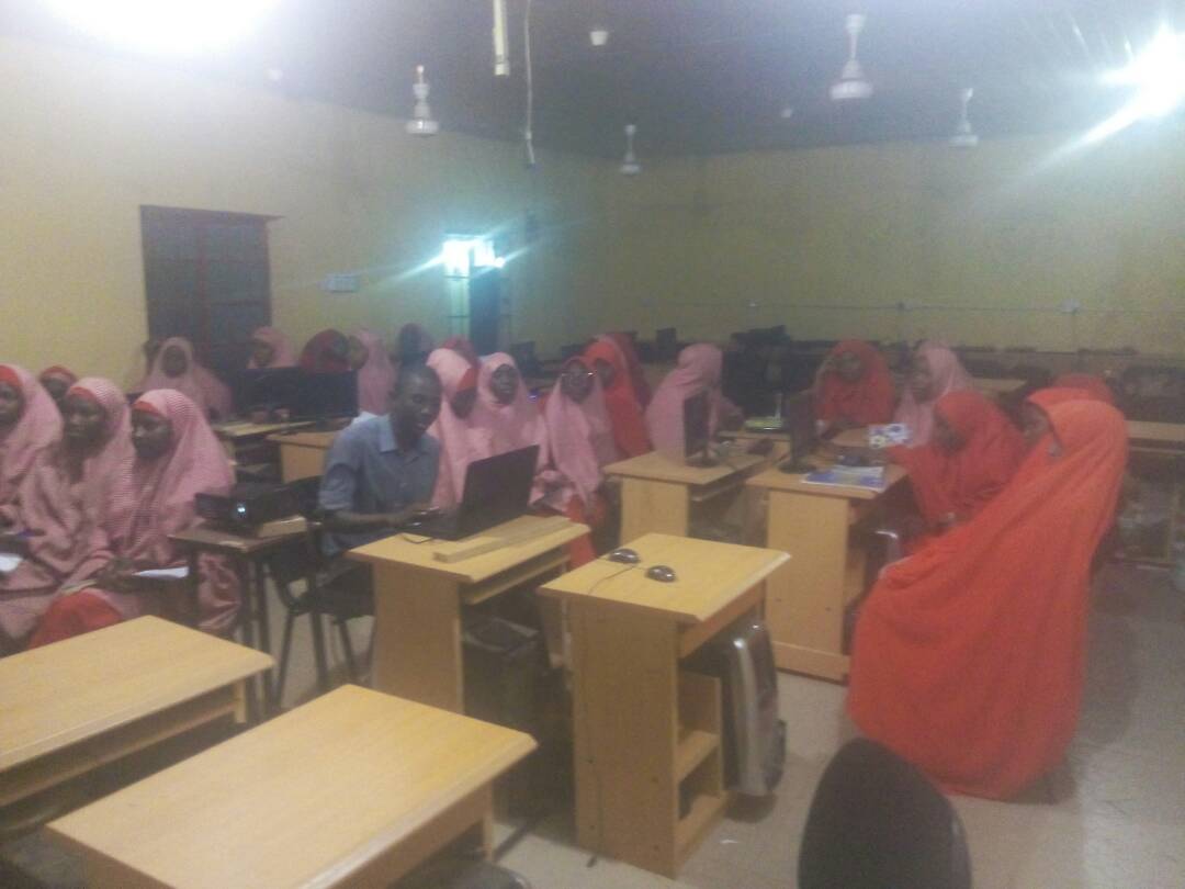 IsaKamilu's tweet photo. FIRST LADY COLLEGE Students in a session learning physics ,CITAD supported by Re-lean set virtual Lab in girls public school to support students in easy and better learning. Night session. @ICTAdvocates @YZYau @abdullahiabduji @isahcitad https://t.co/VaOlo3aO5w