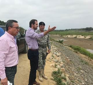 SENAE_Aduana's tweet image. #GestiónEnFrontera | Director General @candretta recorrió los pasos clandestinos de la zona de Huaquillas, constatando el compromiso del personal del Cuerpo de Vigilancia Aduanera, para realizar controles eficientes en la frontera sur del país #ControlEficiente.