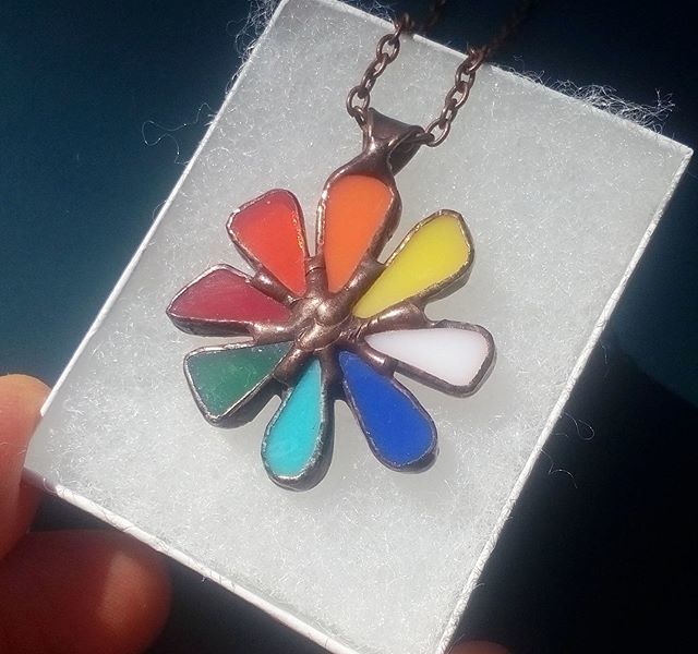 #colorful #stainedglass #jewelrydesigner #wearableart #hetpromo ift.tt/2zTNe1p