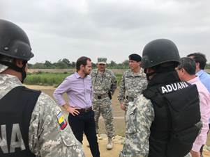 SENAE_Aduana's tweet image. #GestiónEnFrontera | @candretta durante la visita se analizó con el Cuerpo de Vigilancia Aduanera,  la necesidad de crear nuevos puntos estratégicos de control en la lucha contra el contrabando. #ControlEficiente