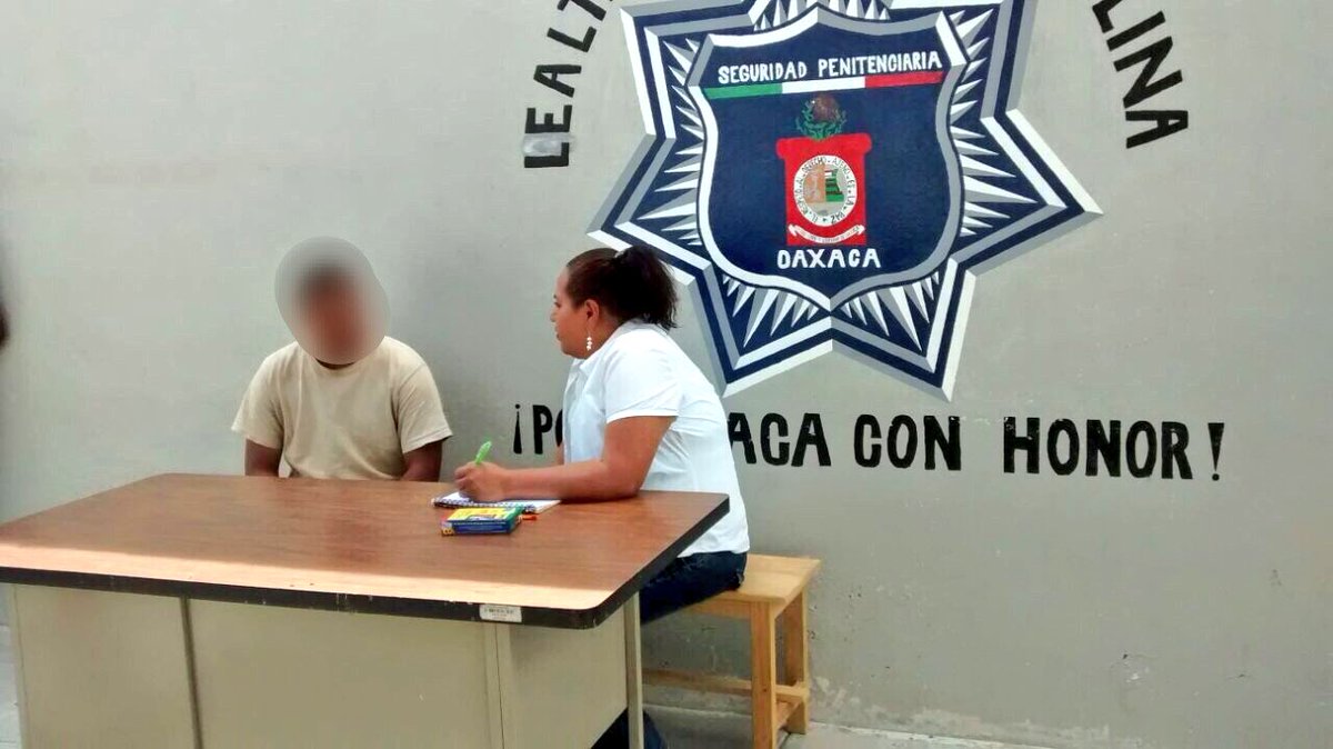 SprsGobOax's tweet photo. Propiciando el desarrollo de las capacidades y habilidades cognitivas en las personas privadas del #CREPPSI en coordinación con estudiantes de psicología realizan entrevistas y terapias ocupacionales, brindando sana atención psicológica @SSP_GobOax https://t.co/r1hX8H7cLv