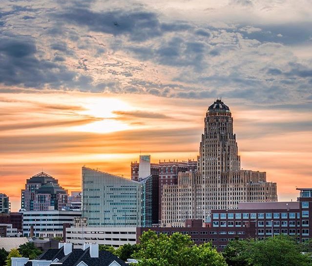 BuffaloBRAUN's tweet image. That's cool. How about some Western NY visibility with a celebrity cameo appearance in OnceInMyLifetimePLAY.com . Bring your buddy @ABFalecbaldwin Alec along if you like. A celebration of #WNY , #BillsMafia and #BuffaloCommunity. My treat at #Wegmans for lunch : )  #NYU