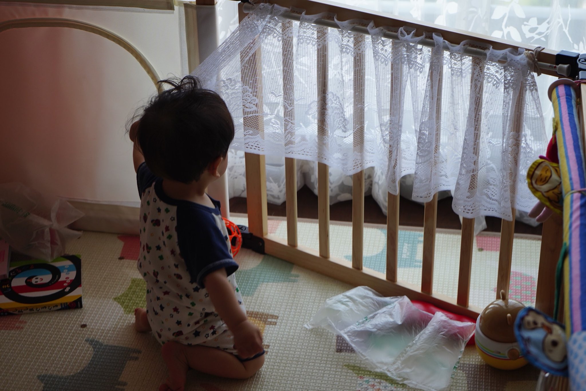 杏 4y 2 6y 昨日夜なべして ってほどでもないけど手作りおもちゃ 第3弾でベビーサークルにカーテンつけた 100均のカフェカーテンと突っ張り棒で 朝見事に遊んでくれててほくほく 今までカーテン触るとママやパパに怒られたからね ちなみに