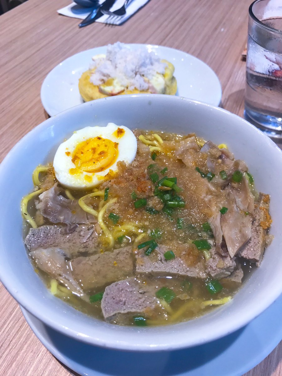 kingdelrosario's tweet image. Filipino noodle soup made with pork offal, crushed pork cracklings, chicken stock, beef loin and round noodles. #batchoy  #instafood #foodporn #foodstagram #igersmanila #igerspinoy #picoftheday #pictureoftheday #philippines #filipino #pinoy #itsmorefuninthephilippines