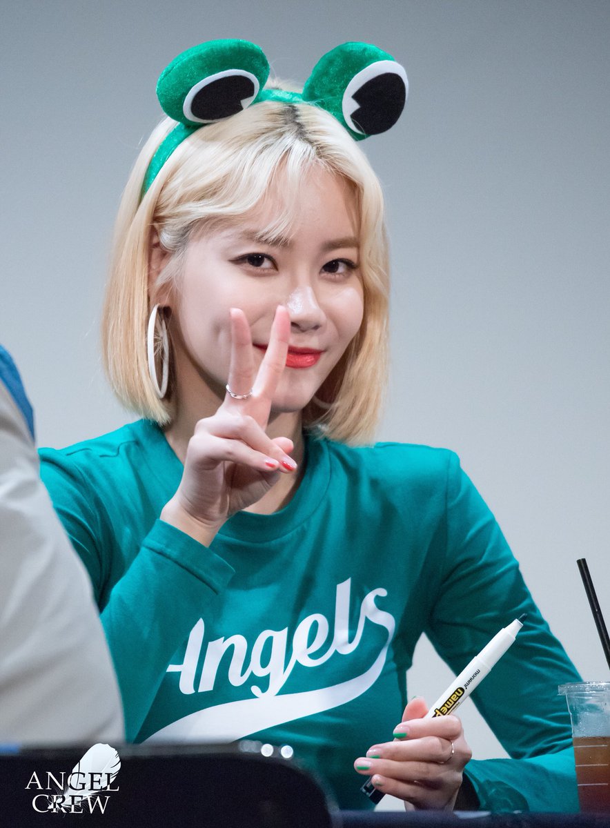 annsk0430's tweet photo. 2018.6.08
 AOA Bingle Bangle 팬 사인회
#AOA
#yuna
#유나
#BingleBangle https://t.co/6Xdi9APrEd