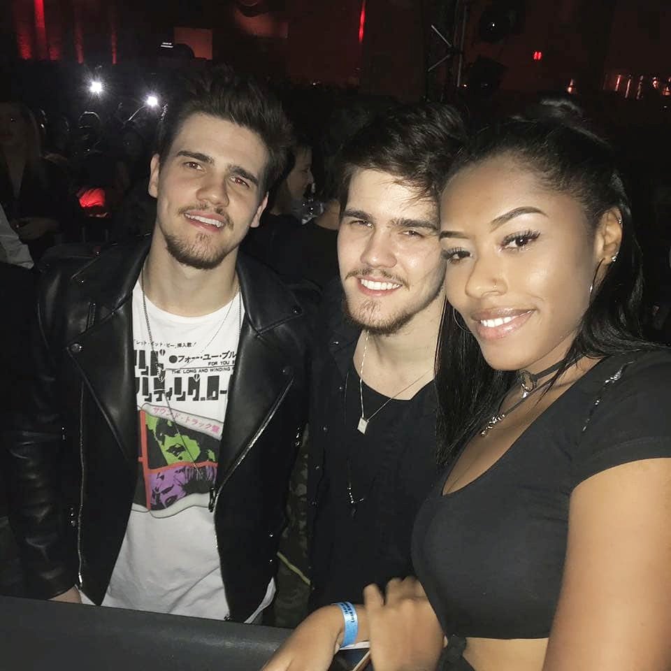 Superamorbcc's tweet photo. Meus zamuryyss @brenoecaiocesar https://t.co/NaA1bBWOBd