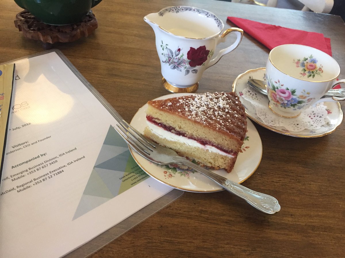 anniean39693586's tweet photo. #homeworkreading easy when you have afternoon tea searched in #Paragon #chinaTeacups #VictoriaSponge #ManorHouseTeaRoom #Moneymore ☕️♥️ https://t.co/UDoGYLA7EU