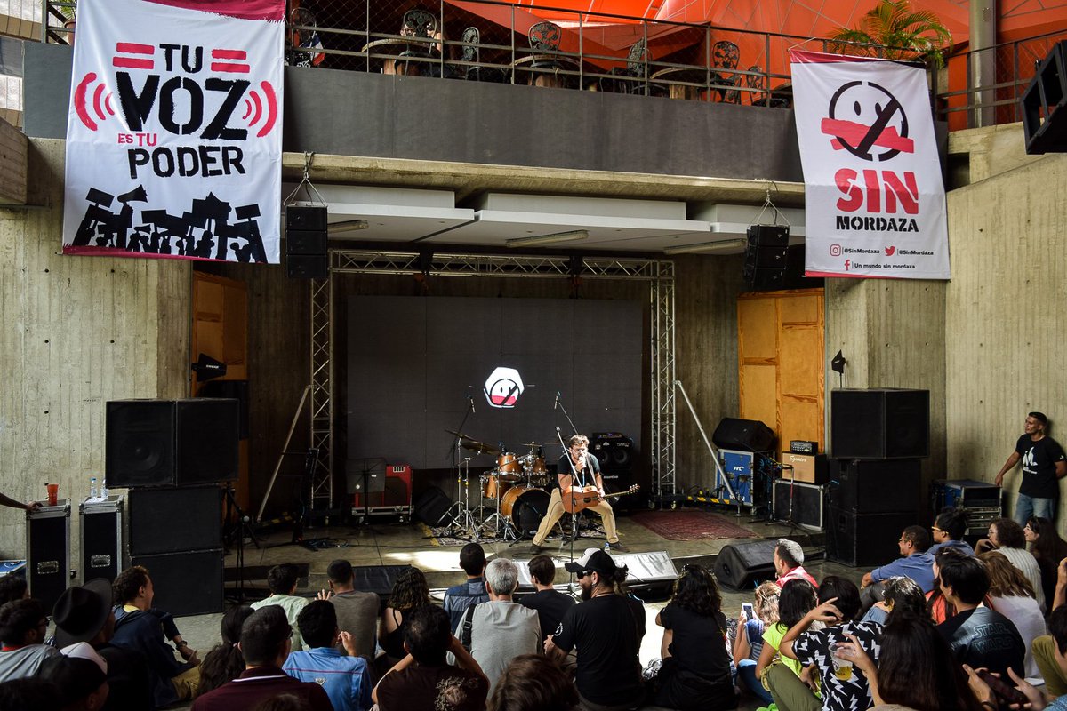 Sinmordaza's tweet photo. #TuVozEsTuPoder2018 🎶🎤|Así se vivió la tercera edición de #TVETP 😱 con @RDelBufalo música, comedia y #SinMordaza 👏

¡Increíble presentación que se robó las sonrisas del público! ¡Sigamos apostando por Venezuela los #DDHH y el talento nacional! 🇻🇪 🇻🇪

📸: @vanessayesteran https://t.co/0drYiu6z2w