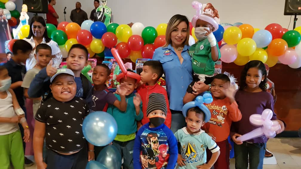 CICPC378's tweet photo. La Secretaria General Comisario General Mercy Bracho en compañía del Asesor Jurídico Nacional Comisario General Juan de la Cruz  Pereira realizaron labor Social en el Hospital J.M de los Ríos @DouglasRicoVzla @MercyBracho1 @JSalazarCICPC @luis_ollarves1 @Rl18678 @PRENSACICPC https://t.co/W5BeD0XPZk