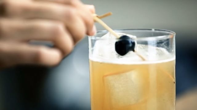 Sour Cocktails got me making drinks BACKWARDS! I love ‘em.🍋 New on the Blog: The Sour Cocktail Family, and our current favorite: the Whiskey Sour, TWO WAYS 🙌

Also: how to use the basic Sour Cocktail recipe to improvise, so you can make a delicious c… bit.ly/2NuWlY8