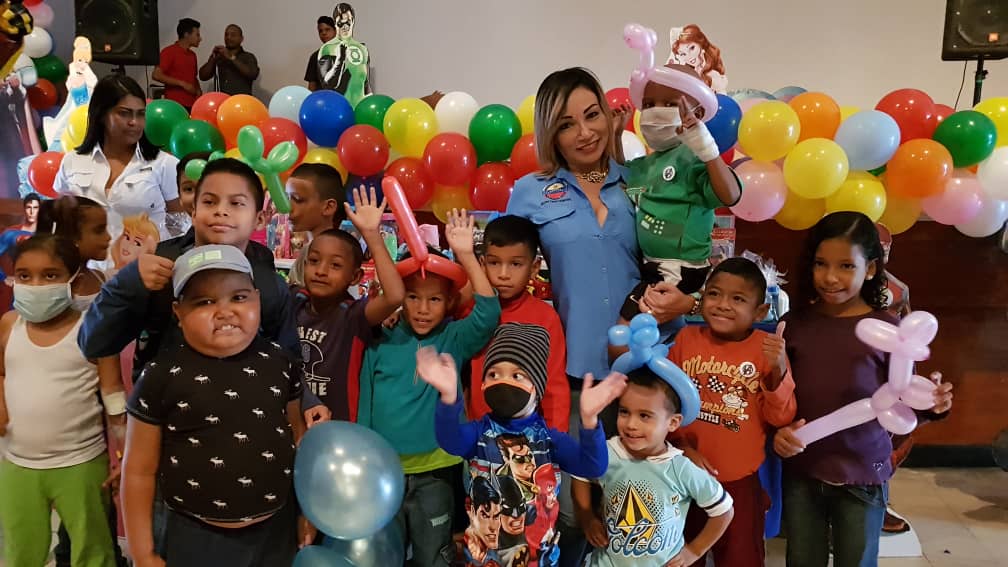 La Secretaria General Comisario General Mercy Bracho en compañía del Asesor Jurídico Nacional Comisario General Juan de la Cruz  Pereira realizaron labor Social en el Hospital J.M de los Ríos <a href="/DouglasRicoVzla/">Douglas Rico</a> <a href="/MercyBracho1/">Com. Mercy Bracho</a> <a href="/JSalazarCICPC/">Jhonny Salazar</a> <a href="/luis_ollarves1/">MSc. Luis Alberto Ollarves.C.</a> @Rl18678 <a href="/PRENSACICPC/">PRENSA CICPC</a>