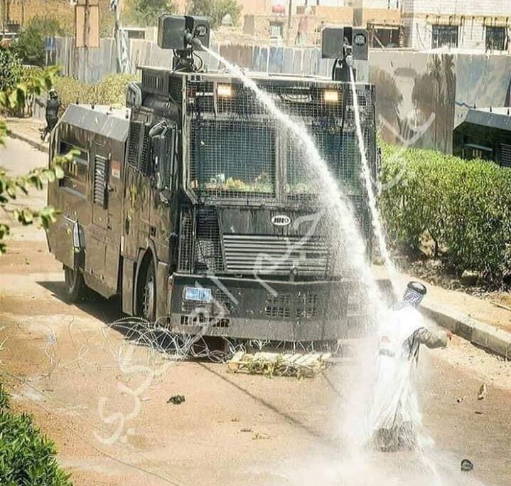عذرا يا عم 
حتى الضمير الإنساني سيخجل لو لم يمر على صورتك وينحني اجلالا لشيبتك ولدماء ولدك الشهيد الذي ادخرته لمشيبك فرحل مع الراحلون نحو الحسين 
نعم يا عم فهناك من وقف ضد الجيش وهم الان بالسلطة 
تغريدة لم اتمنى ان اكتبها ولكن دماء ولدك في أعناقنا
#مع_المتظاهرين_والقوات_الامنية