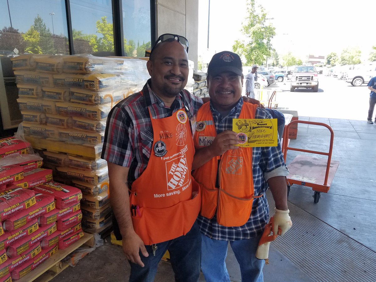 AlexZ19130444's tweet photo. 4013 Pro Loader Mike H has reached 10 years. This guy is one of the best and we love him here!!👊 @MikeVRoma celebrating his team before moving to 4007!! #4013isonfire #Anniversary https://t.co/C7ZhpFYEPl