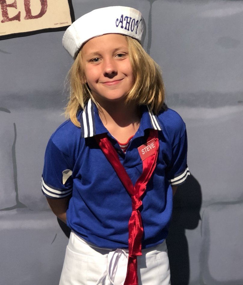 The <a href="/Stranger_Things/">sƃuᴉɥʇ ɹǝƃuɐɹʇs</a> Starcourt Mall promo only dropped on Monday and this fan still managed to pull together a perfect Scoops Ahoy look in time for #SDCC today