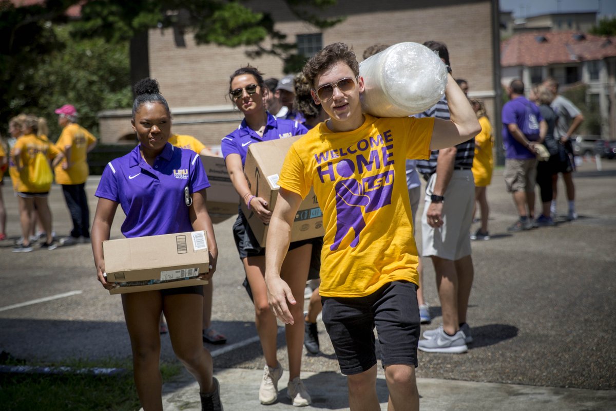 Volunteers moving in new students on Move-In Day.