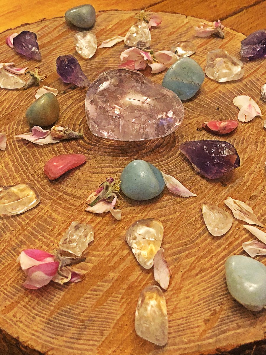 MotherEarthD's tweet image. Guide us with clarity and intuition, allow us to stand in our personal truth of who we are. We open our hearts to heal. To Free us from the shackles of stresses, allow us to break free from our blocks. #personaltruth #clarity #intuition #crystalhealing