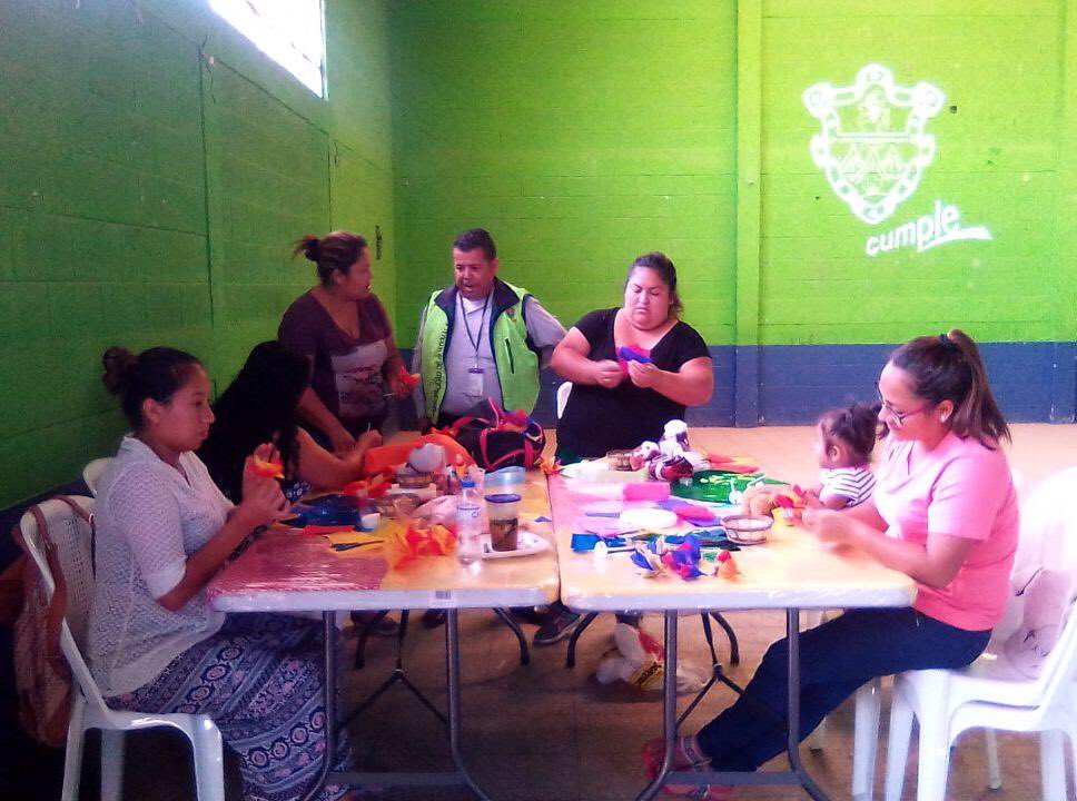 muniguate's tweet image. Curso de globoflexia en el Salón Municipal de la Arenera Parte Alta por parte de la Sub Dirección de áreas precarias. 

#GuatemalaValeLaPena 
#capacitaciones