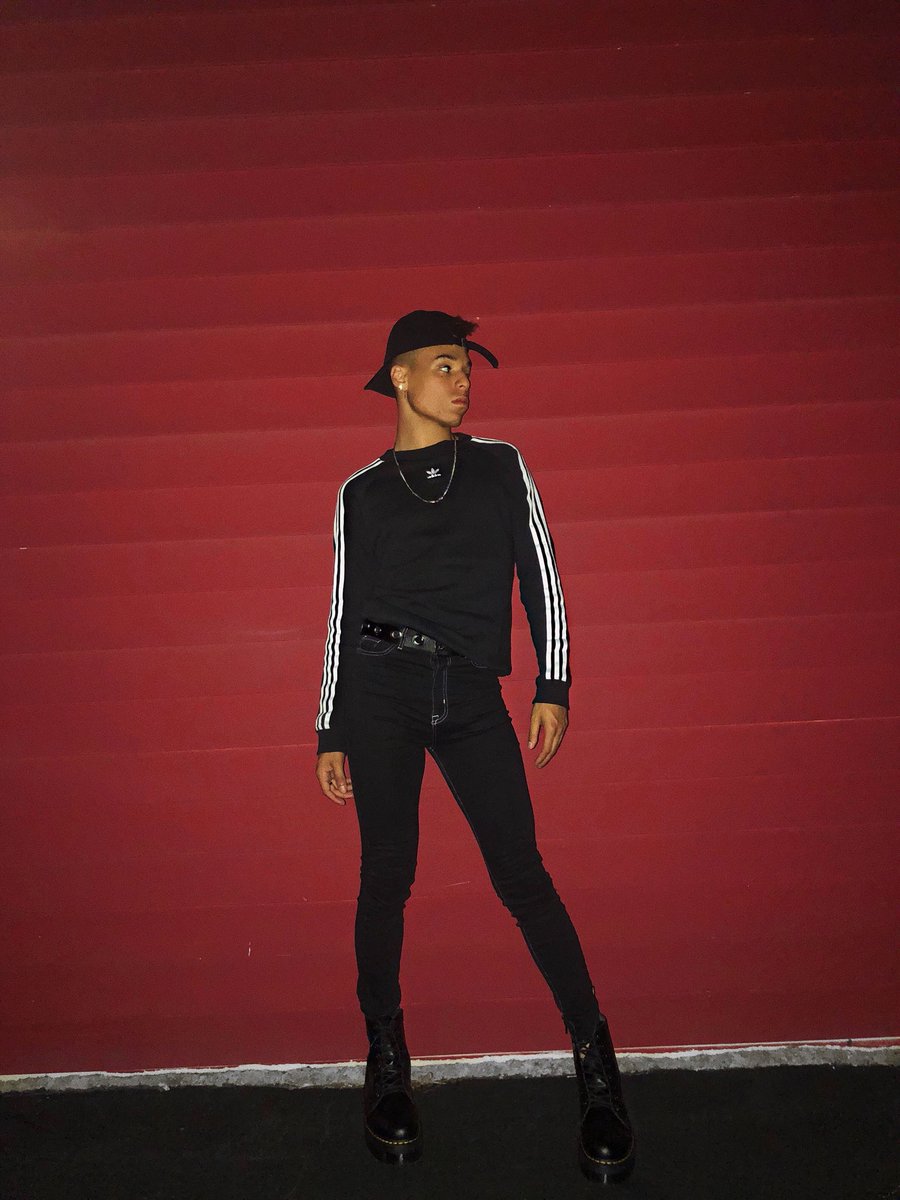 larray's tweet image. alexa im emo play panic at the disco!