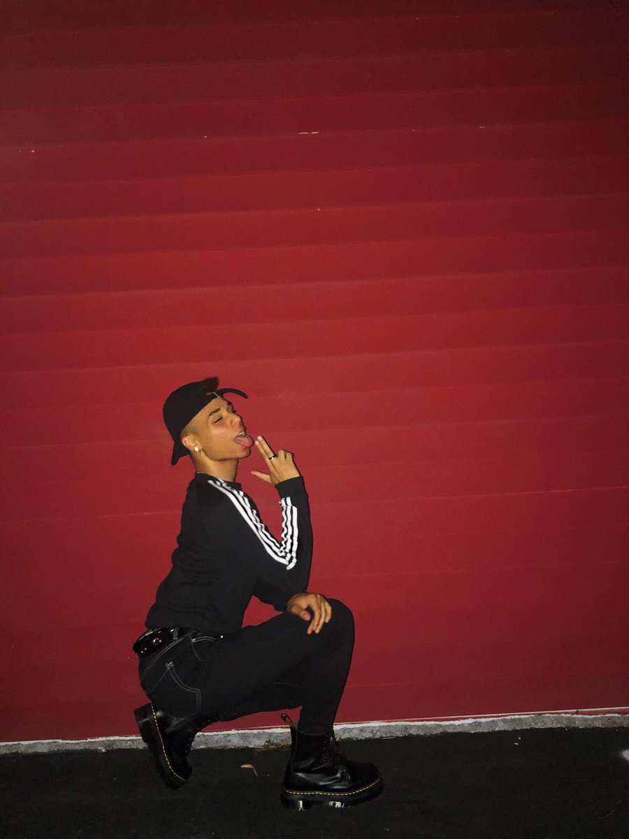 larray's tweet image. alexa im emo play panic at the disco!