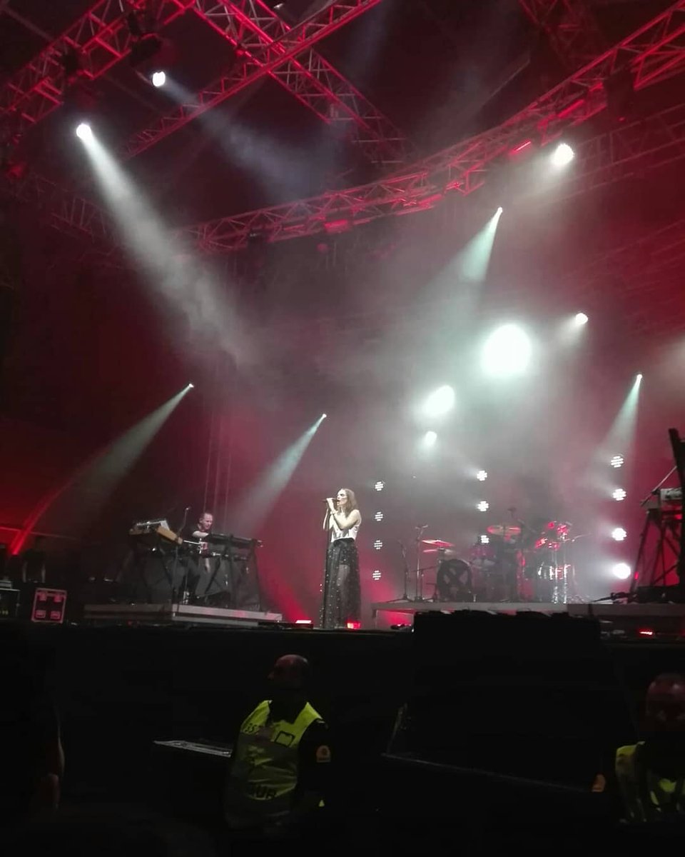 ChvrchesPT's tweet photo. Wow a week ago I saw at @NOS_Alive, Lisbon, my 4 favorites live for the first time!! Really unforgettable night, thank you! 🙏🇵🇹
@CHVRCHES @laurenevemay
@doksan @Iain_A_Cook @thejonnyscott #chvrches #laurenmayberry #martindoherty #iaincook #jonnyscott #loveisdead #nosalive18 https://t.co/yqf1yLv4Fw