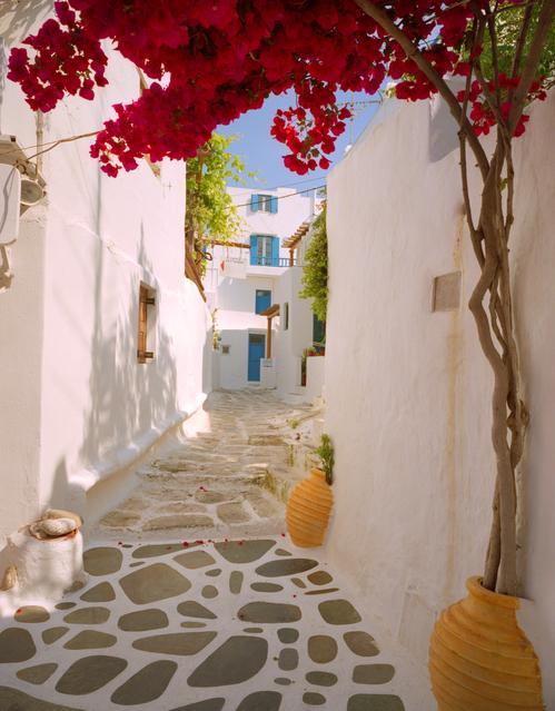 VogueFrance's tweet image. Mykonos is known for its paradise-like qualities, boasting lush landscapes and a glorious sense of summer escapism - and we have a comprehensive guide to the island. ---&amp;gt; bit.ly/2L0gPeJ