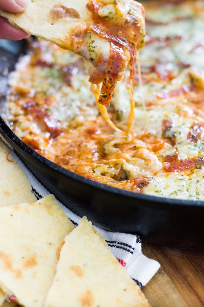 taketwotapas's tweet image. Turn your pizza inside out! @BoursinCheese Extra Cheesy Pepperoni Pizza Skillet Dip with think crust crackers Recipe | Take Two Tapas | #PizzaDip #SkilletDip #PepperoniDip #DipRecipe #OnePot #HotDipRecipe bit.ly/2NReJeC