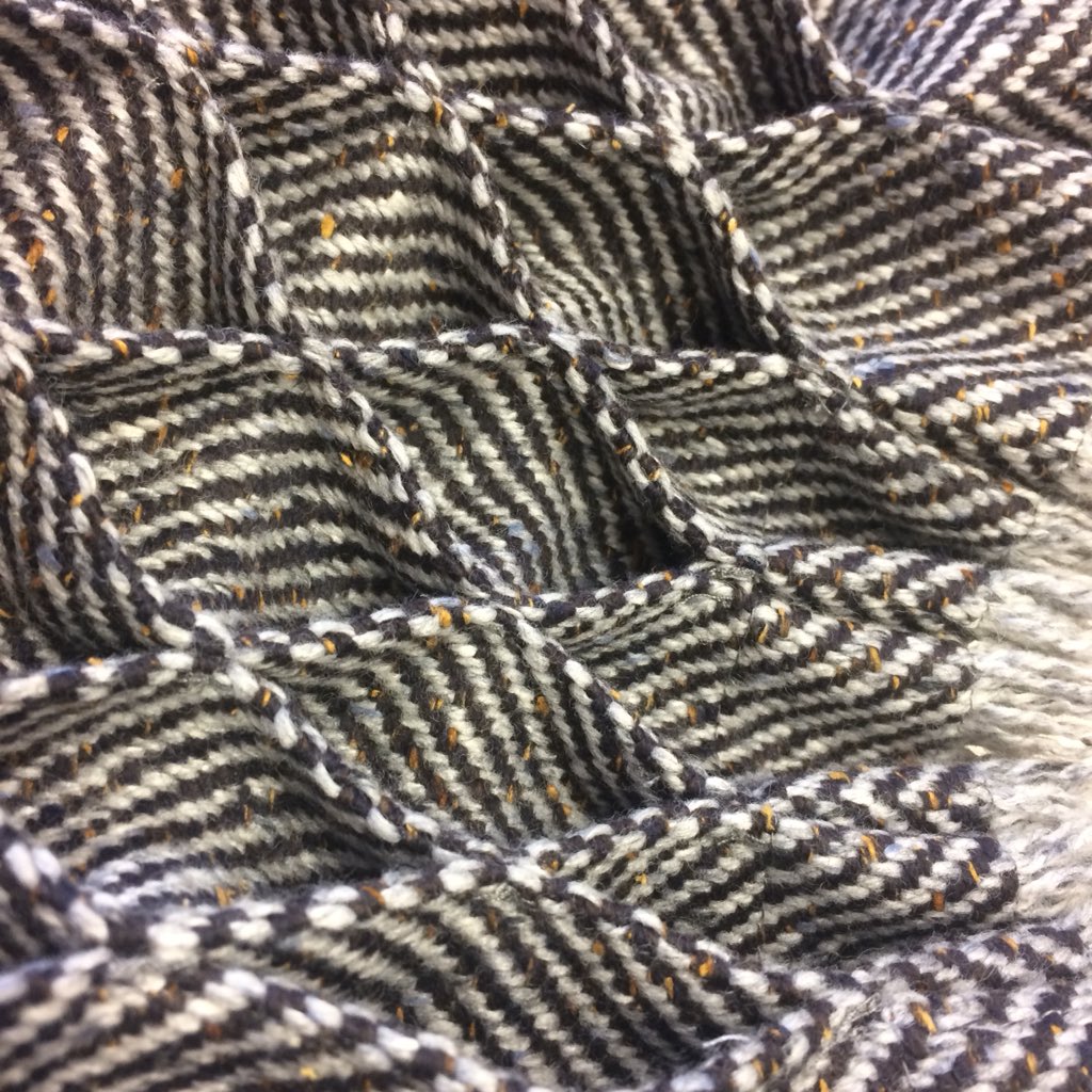 BernieMurphyID's tweet image. When design looks as good on the inside as the outside!  #design #fabricmanipluation #pleating #donegaltweed #irishfashion #irishdesign #irishmade #wearingirish #homelandscollection #liafincape #luxury #heritagestyle #whomakesyourclothes #sustainablefashion #limitededition