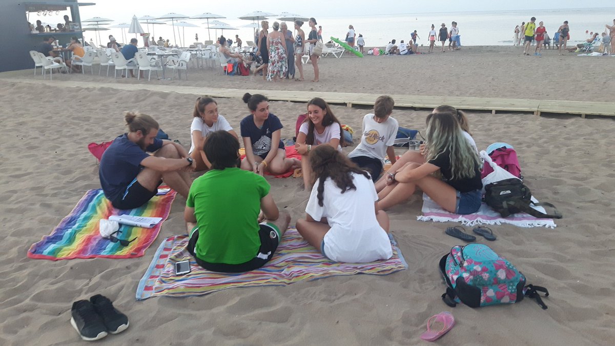 convimarcha's tweet image. Nuestro día ha estado centrado en las huellas de Dios en nuestro puente y hemos terminado en la playa, escribiendo la huella que ha dejado hoy Dios en cada uno de nosotros @GVXAlicante @GVXMurcia @CtGrupos @GVX_Valencia @GVXMediterranea