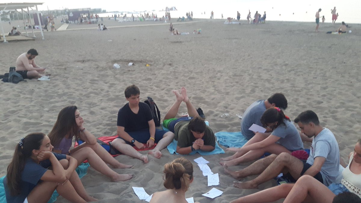 convimarcha's tweet image. Nuestro día ha estado centrado en las huellas de Dios en nuestro puente y hemos terminado en la playa, escribiendo la huella que ha dejado hoy Dios en cada uno de nosotros @GVXAlicante @GVXMurcia @CtGrupos @GVX_Valencia @GVXMediterranea