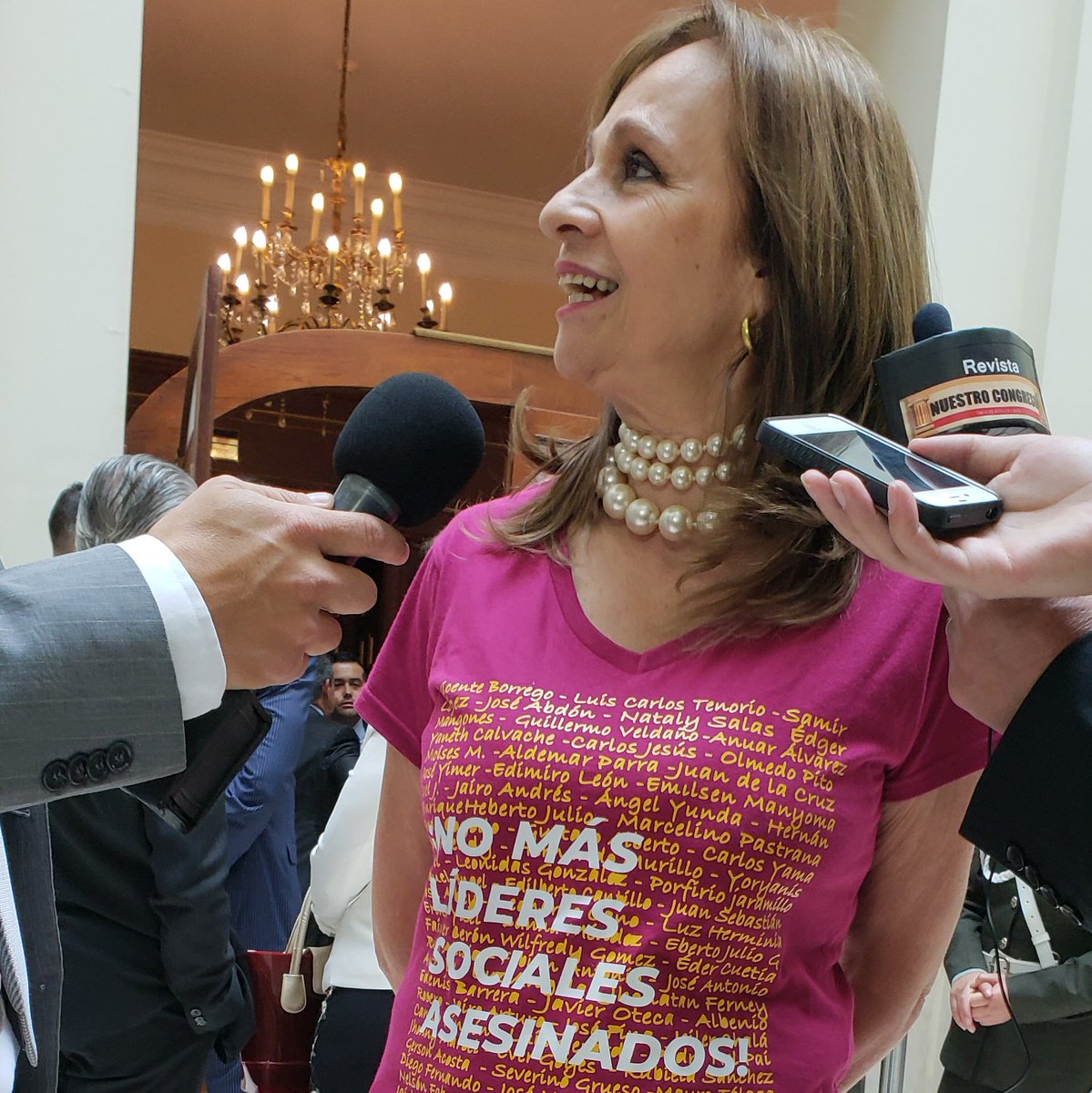 ofbryan's tweet image. Angela Robledo no se posesionó en el Congreso vestida de traje. Rompió  la etiqueta y lleva consigo una camiseta con los nombres de los lideres sociales asesinados y el mensaje "No mas líderes sociales asesinados". Nos das fuerza @angelamrobledo!!