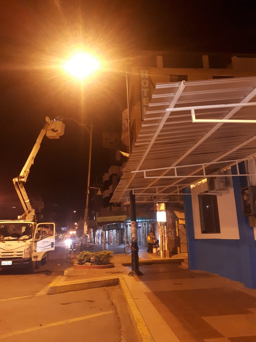 GaloCardenas3's tweet photo. #COMINFORMA|19/07/2018/16H00-23:30
MDI-HUAQUILLAS- #GobiernoDeTodos @Lenin coordinando con CNEL y @GoberElOro @RosaLM el arreglo de lámparas en el Colegio Bachillerato Huaquillas y Avda. La República  @MinInteriorEc  @PaulGranda https://t.co/BOG8n944Cm