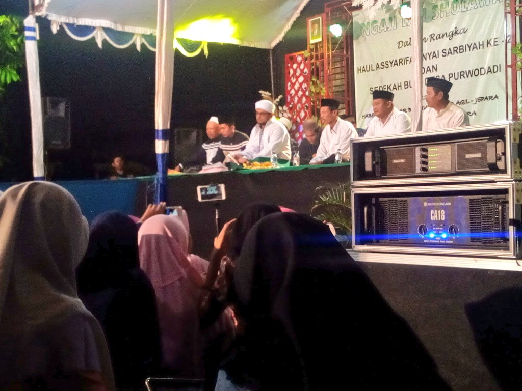 Sushiie0809's tweet photo. Berkumpul dengan orang baik,Insyaallah dirimu akan jadi baik pula... 😊😊
#sholawatan barengHabibAbuBakarJepara 😍😍 https://t.co/Q0JAdZlNag